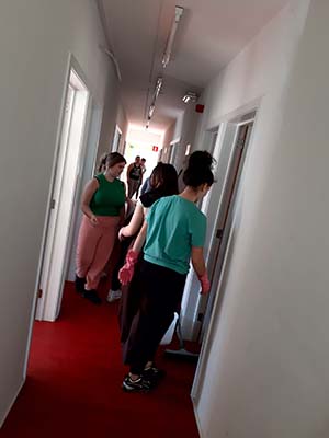 Atheneum Malle maakt opvang voor Oekraiense asielzoekers klaar